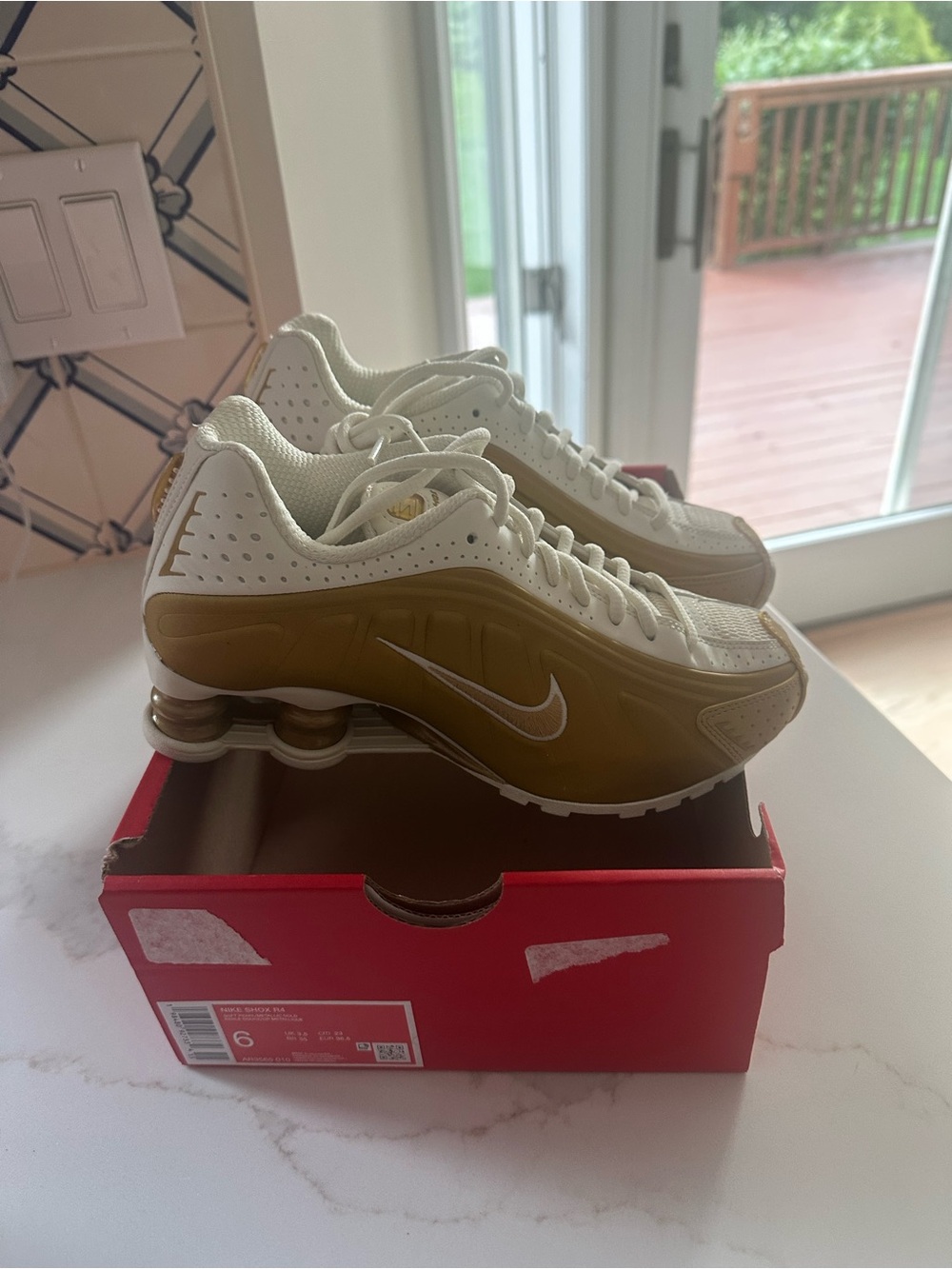 Nike Shox R4 Women’s – White/Metallic Gold – Size 6 – New in Box (No Lid)